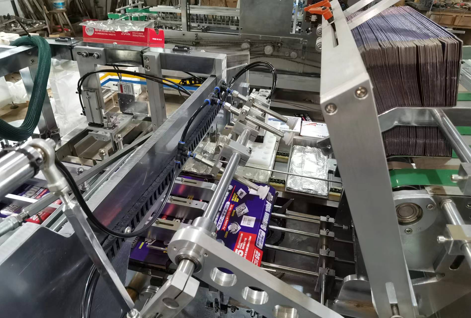 自動鋁箔裝盒機(jī)